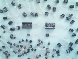 Jamicon kondenzátor elektrolytický 10uF/450V